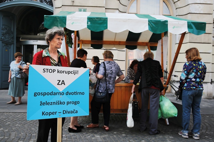 Zbiralci podpisov za zdaj še niso bili uspešni, a do 22. junija je še dovolj časa, da zberejo 40.000 podpisov