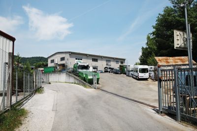 Industrijska cona Laze pri Kranju, kjer komunalna infrastruktura ni urejena in kjer podjetje Ekol predeluje nevarne odpadke, predvsem olja.