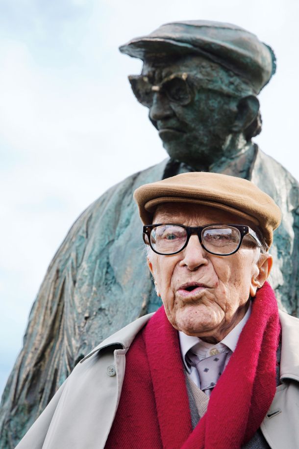 Pisatelj Boris Pahor pod svojim spomenikom v Ljubljani 