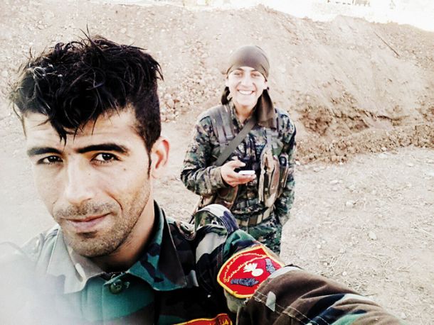 Ena izmed fotografij, ki je zmotila turško veleposlaništvo. Pešmerge in YPG v Kobaneju. Na splet dodano 13. novembra 2014. 