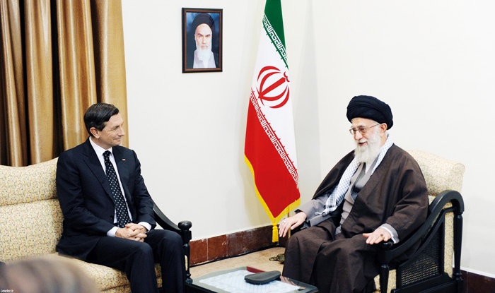 Gospodarsko sodelovanje ali pranje denarja: Borut Pahor, v času “pranja” iranskega denarja predsednik vlade, lani pa ob ponovni otvoritvi slovenskega veleposlaništva v Iranu na obisku pri iranskem verskem voditelju Ajatoli Hameneju v Teheranu.