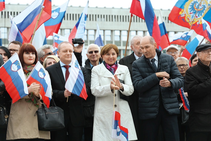 Z zastavami obkrožena Ljudmila Novak na mitingu slovenske desnice