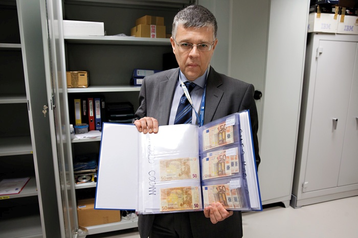 V nacionalnem forenzičnem laboratoriju hranijo vse primerke zaseženega ponarejenega denarja. največ je bankovcev za 20 in 50 evrov.