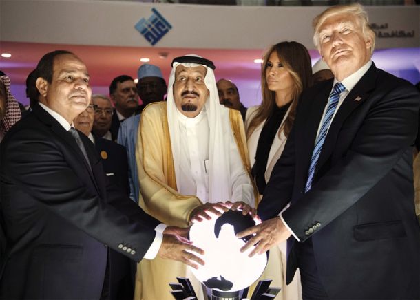 Donald Trump ob otvoritvi Centra za boj proti ekstremizmom v Riadu v Savdski Arabiji (skupaj z Melanijo, savdskim kraljem in egiptovskim predsednikom).