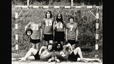 Skupina Buldožer leta 1975: zgoraj Marko Brecelj, Uroš Lovšin, Borut Činč in Štefan Jež, spodaj Andrej Veble in Boris Bele