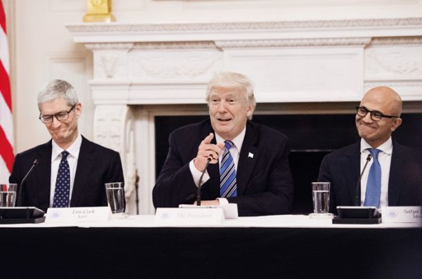 AAmmeerriišškkii  tehnološki svet: Tim Cook, Apple, in Satya Nadella, Microsoft, s predsednikom Trumpom