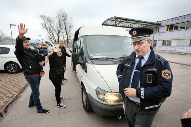 Realnost: Družini Korba-Sulejman niso pomagali niti protesti aktivistov. Policija jih je deportirala na Hrvaško.