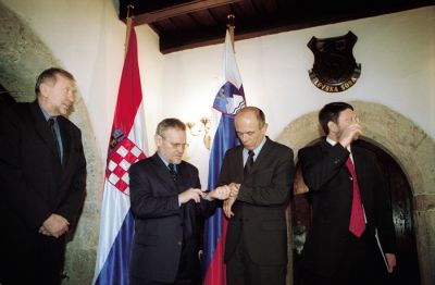 Leta 2002 sta tedanja premiera Ivica Račan in Janez Drnovšek paraﬁ rala sporazum, ki ga Hrvaška nato ni paraﬁ rala ...