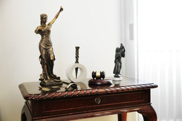 Polomljen kipec Justitie (boginje pravičnosti) v pisarni pravosodnega ministra Gorana Klemenčiča. (Slika je simbolična) 