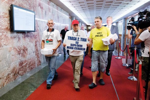 Vložitev podpisov za referendum o drugem tiru.