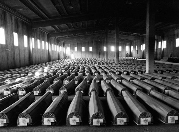 Žrtve srbskega pokola Bošnjakov v Srebrenici leta 1995.