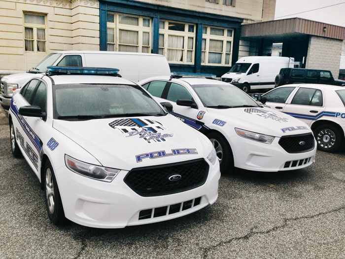 Punisherjev znak na policijskih avtomobilih v Kentuckyju. S pripisom rasističnega slogana »Blue lives matter«.