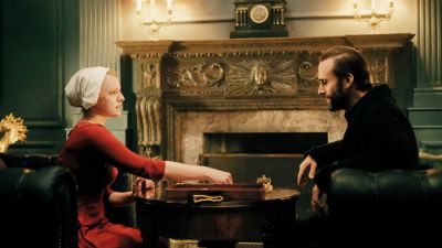 Odfreda (Elizabeth Moss), ki se je, preden so jo ugrabili in prisilno spremenili v deklo, imenovala June, pripada družini poveljnika Freda Waterforda (Joseph Fiennes). Njena naloga je, da mu rodi potomca.