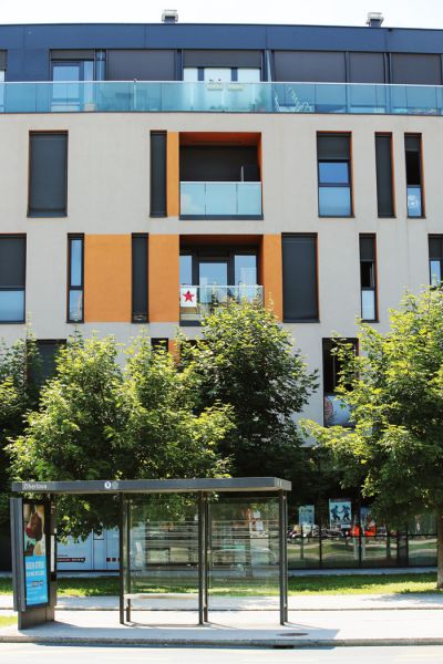 Balkon Svetlane Makarovič v trnovskem Centru starejših. Takoj, ko je nanj obesila rdečo zvezdo, so na upravo doma začele prihajati pritožbe razburjenih občanov, a zvezda visi že tri leta.