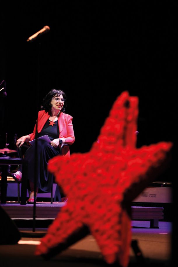 Svetlana Makarovič na odru koncerta Nosil bom rdečo zvezdo.
