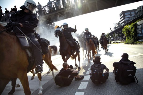 Koliko konjenikov je potrebnih, da premagaš sedeče protestnike?