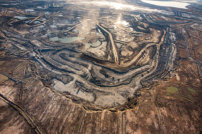 Opustošenje pokrajine, kjer pridobivajo nafto, v kanadski provinci Alberta.
