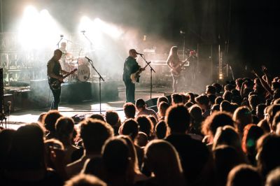 Pixies niso pokazali trohice nepotrebne, zaigrane teatraličnosti, vendar ne zaradi napuha ali naveličanosti, pač pa zato, ker vse in še več preprosto povedo s svojo glasbo.