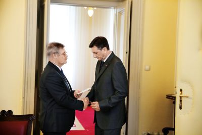 Boris Štefanec, predsednik Komisije za preprečevanje korupcije predaja letno poročilo o delu predsedniku republike Borutu Pahorju.