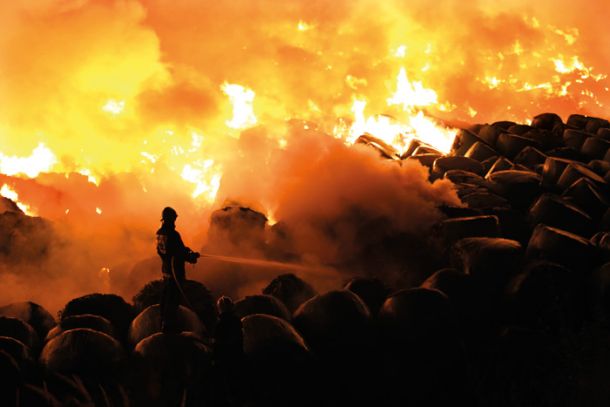 Foto tedna Gašenje požara v podjetju za predelavo odpadkov Ekosistemi v Zalogu pri Novem mestu.