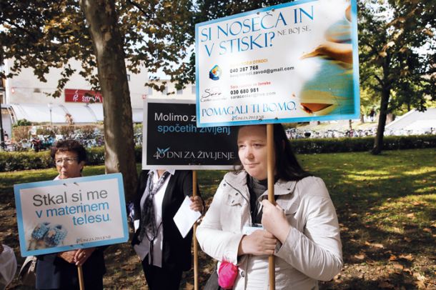 Tradicionalna molitev proti splavu pred ljubljansko porodnišnico