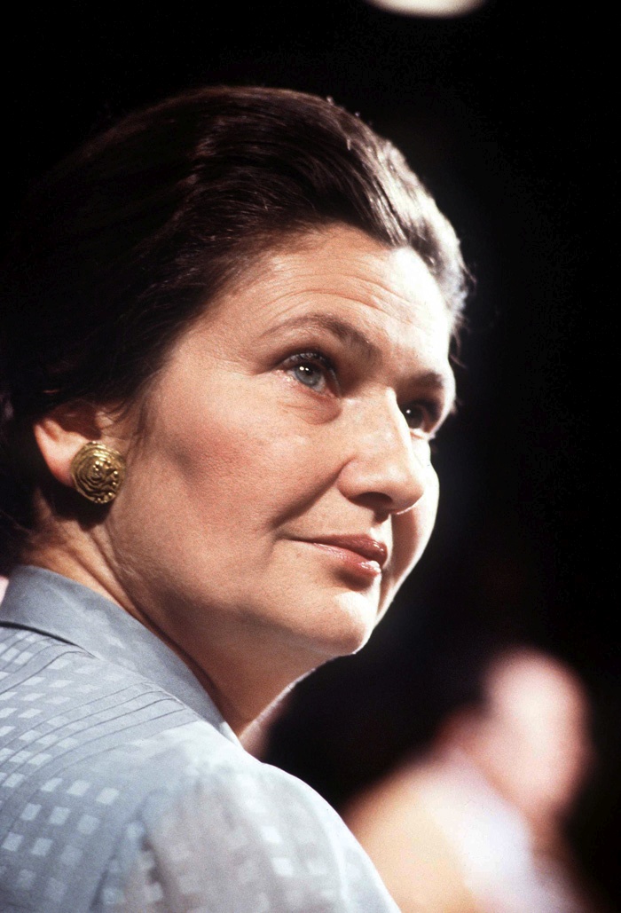 Simone Veil, 1927-2017. Francoska odvetnica in političarka, preživela zapornica koncentracijskega taborišča, bivša ministrica za zdravje, članica francoskega ustavnega sodišča in prva ženska predsednica Evropskega parlamenta. Ikona ženskih pravic je prispevala k enakopravnosti francoskih žensk, se borila za pravico do kontracepcije in abortusa, zavzemala pa se je tudi za ponovno združitev Evrope na vrednotah svobode, enakosti in spoštovanja človekovih pravic.