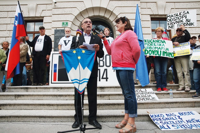 Poslanec SDS Vinko Gorenak pred vhodom na vrhovno sodišče nagovarja zbrane protestnike, ki zahtevajo lustracijo v sodstvu