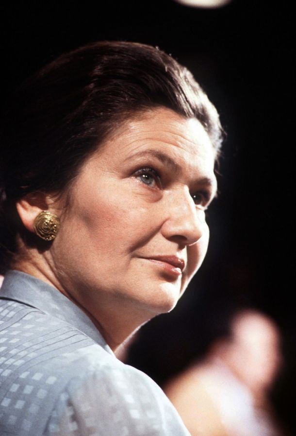 Simone Veil, 1927-2017. Francoska odvetnica in političarka, preživela zapornica koncentracijskega taborišča, bivša ministrica za zdravje, članica francoskega ustavnega sodišča in prva ženska predsednica Evropskega parlamenta. Ikona ženskih pravic je prispevala k enakopravnosti francoskih žensk, se borila za pravico do kontracepcije in abortusa, zavzemala pa se je tudi za ponovno združitev Evrope na vrednotah svobode, enakosti in spoštovanja človekovih pravic. 