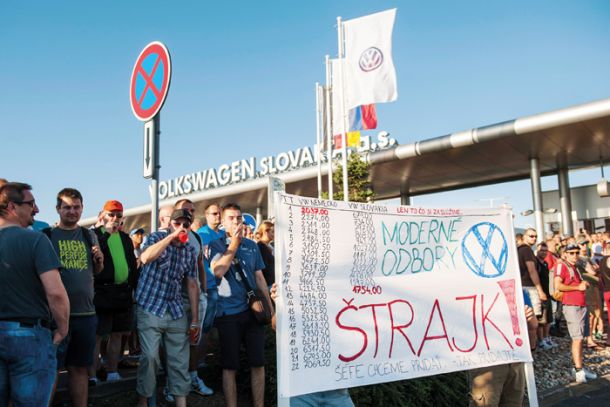 Stavka zaposlenih v tovarni Volkswagen vv  BBrraattiissllaavvii  na Slovaškem jjuunniijjaa  lleettooss..  Povprečna plača vv  VVoollkksswwaaggnnoovvii  tovarni na Slovaškem je že pred stavko znašala 1800 evrov, kar je skoraj 300 evrov več od povprečne plače v Revozu. Po šestih dneh pogajanj jjee  ssiinnddiikkaattoomm  uspelo doseči 14,1-odstotni dvig plač. 