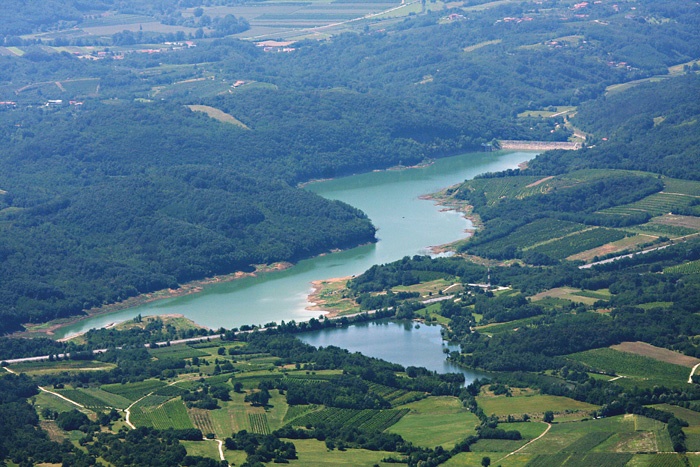 Naša največja namakalna akumulacija Vogršček na Goriškem je zaradi okvare na pregradi slabo izkoriščena.