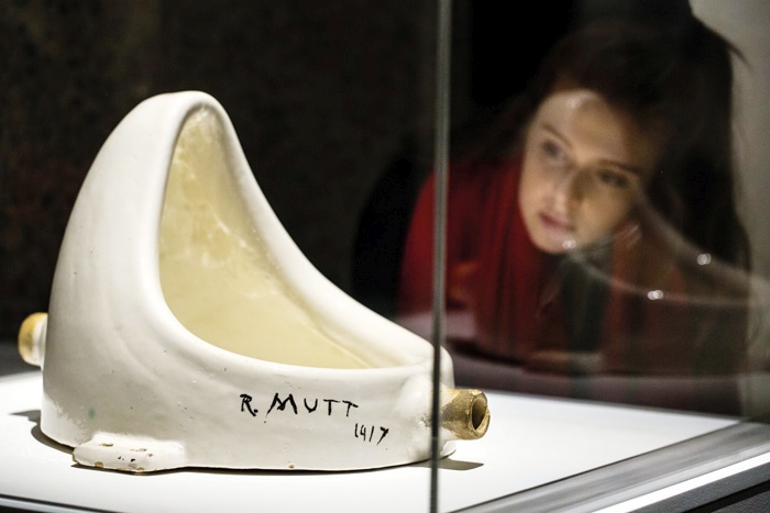 Kopija znamenite Fontane, ki danes velja za eno najbolj prelomnih, revolucionarnih umetniških del.