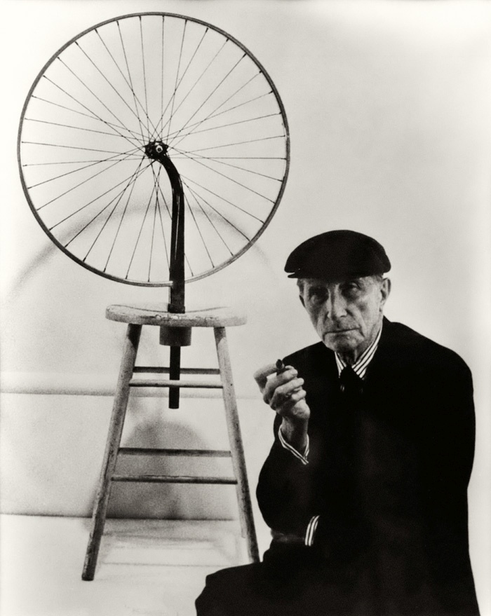 Marcel Duchamp pred Kolesom (1913), prvo readymade umetnino v zgodovini.