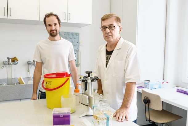 Dr. Damjan Glavač (na desni) in njegov sodelavec dr. Andrej Zupan, ki je pod Glavačevim mentorstvom analiziral genski material Slovencev