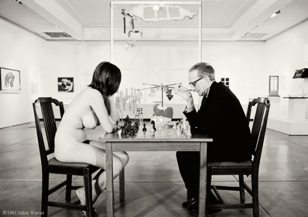 Znani prizor partije šaha med Marcelom Duchampom in modelom Eve Babitz na njegovi prvi retrospektivni razstavi v Umetnostnem muzeju v Pasadeni leta 1963.