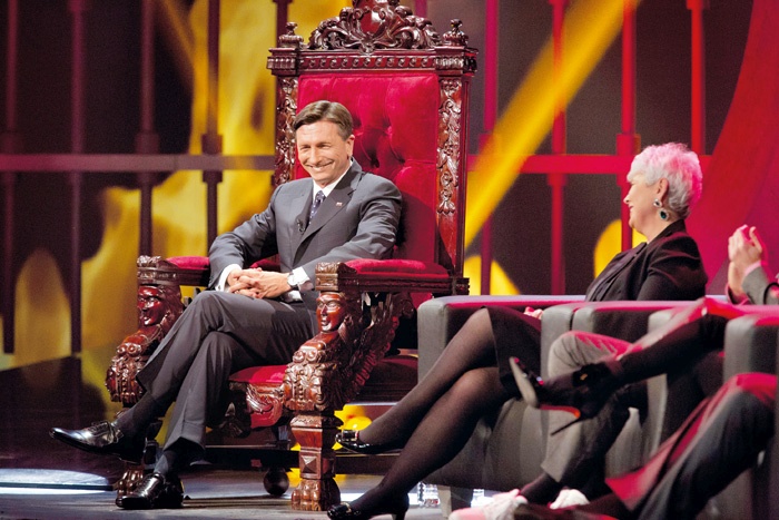 Na žaru: Borut Pahor na stolu zabavne oddaje Na žaru. Sam je na Instagramu ob fotografi ji, kjer sedi na vaji na tem stolu pripisal »Igra prestolov«