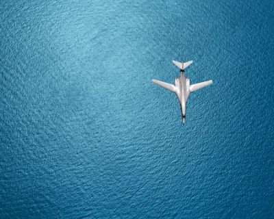 Bombnik ameriške vojske B-1 Lancer med izvidniško misijo nad Paciﬁkom