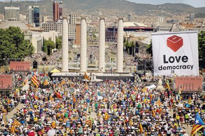 Junijski shod vv  ppooddppoorroo  referendumu o neodvisnosti Katalonije v Barceloni 