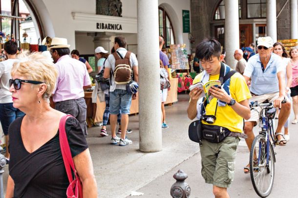 Množica turistov na čisto običajen poletni dan v centru Ljubljane