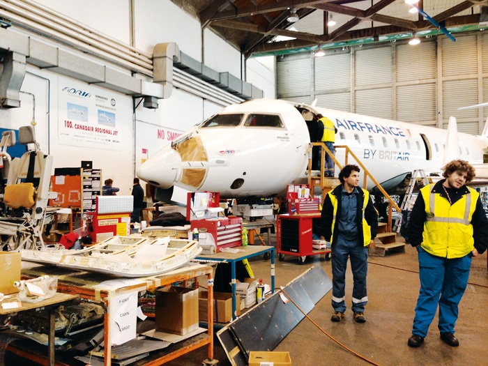 Podjetje Adria Airways  Tehnika,  za katero je SDH ob privatizaciji dobil dva milijona evrov kupnine, je lani imelo tri milijone evrov dobička pred amortizacijo. Kljub temu je direktor lani prepovedal izplačilo božičnice, namesto redno zaposlenih pa najema vse več agencijskih delavcev, predvsem iz Hrvaške in Srbije..