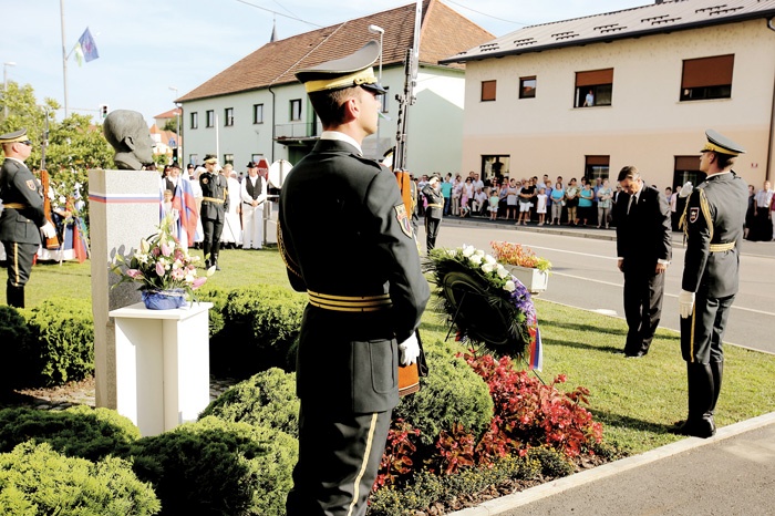 Predsednik Borut Pahor se vsako leto 17. avgusta, ob državnem prazniku združitve prekmurskih Slovencev z matičnim narodom, v Črenšovcih pokloni pred spomenikom Jožefa Klekla st. To je storil tudi letos v navzočnosti Jožefa Horvata (NSi) in župana Antona Törnerja (SLS). Drugih predstavnikov države na slovesnosti ni bilo.
