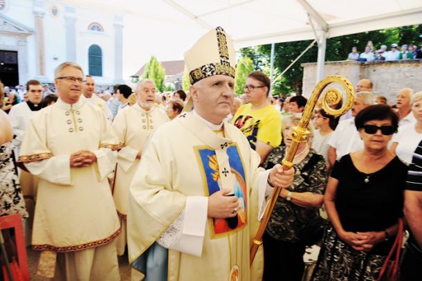 Ljubljanski nadškof metropolit Stanislav Zore je med brezjansko mašo ob dnevu Marijinega vnebovzetja ostro napadel ustavno pravico do svobodnega odločanja o rojstvu otrok.