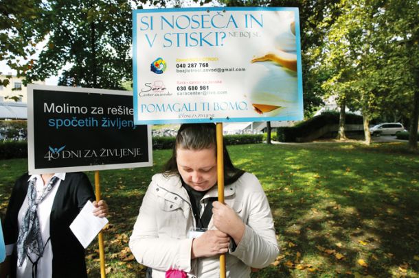 Molitev za rešitev življenja nerojenih otrok pred ljubljansko porodnišnico, ki jo organizira Zavod Božji otroci. 