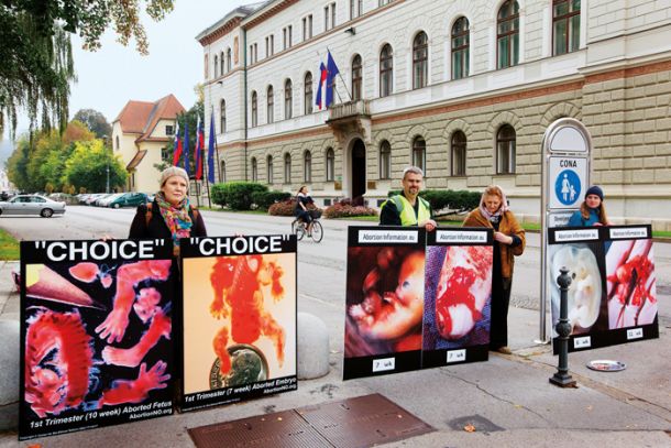 Splavljeni zarodki na velikih panojih pred predsedniško palačo – pravica do svobodne izbire ženske naj bi bila izmišljena pravica. 