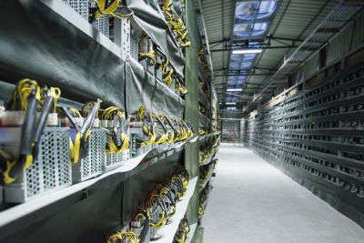 Tisoče računalnikov v hali na Kitajskem, kjer »rudarijo« za bitcoin