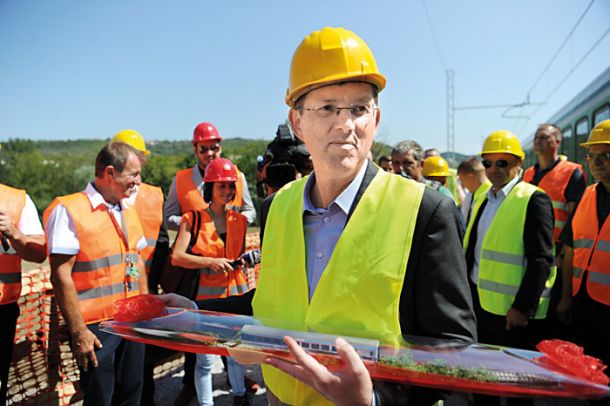 Rojstnodnevno darilo za premiera Mira Cerarja, ki sta mu ga podarila minister za infrastrukturo Peter Gašperšič in državni sekretar Jure Leben.