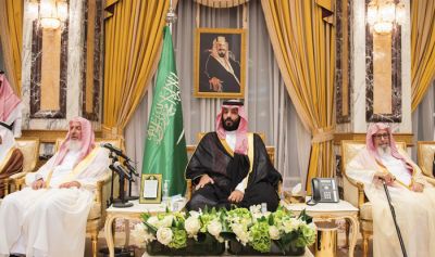 Sedanji kralj Salman Al Savd je junija imenoval komaj 31-letnega sina Mohameda (na fotograﬁ ji na sredini) za prestolonaslednika in s tem presenetil Savdijce in tuje poznavalce Savdske Arabije. 