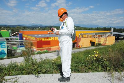 Jan Leskovšek iz Studia Okolje opravlja terenske meritve vonjav na ljubljanskem odlagališču odpadkov na Barju. S podjetjem Snaga imajo pogodbo sklenjeno že vrsto let. Desetletja so se okoliški prebivalci pritoževali zaradi smradu, ki se je širil z odlagališča vse do Murgel in še naprej. Odkar na območju deluje Regijski center za predelavo odpadkov, kjer poskrbijo za izločitev vseh biološko razgradljivih odpadkov in tako preprečijo njihovo gnitje na odlagališču, je vse potihnilo. »Pritožb okoliških stanovalcev že nekaj let ni,« pravi vodja monitoringa odlagališča pri Snagi Lidija Čepon.