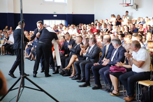 Blagoslov ob odprtju nove jjaavvnnee  ppooddrruužžnniiččnnee  ššoollee  iinn  telovadnice na Polici pri Grosupljem. Na fotograﬁ ji se z duhovnikoma, ki sta vvooddiillaa  oobbrreedd,,  rrookkuujjeettaa  predsednik republike Borut Pahor in Peter Verlič, župan Grosuplja. 