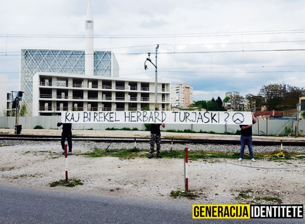 Akcija nasprotnikov enakopravnosti pred gradbiščem ljubljanske džamije