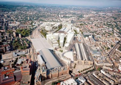 Železniški postaji King’s Cross (desno) in St. Pancras (levo), med njima in v zaledju pa računalniška vizualizacija načrtovanega programsko mešanega naselja, ki že nekaj let nastaja na nekdanjem industrijskem območju v središču Londona.